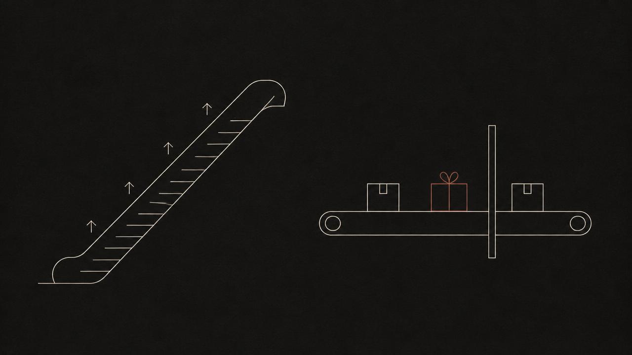 Linienzeichnung: links eine Rolltreppe, die nach oben zieht, rechts ein Kassenband mit drei Kästen und einer Pause-Leiste